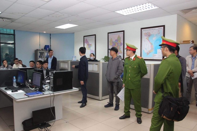 Lực lượng chức năng phối hợp khám xét Cục đăng kiểm Việt Nam tại Hà Nội