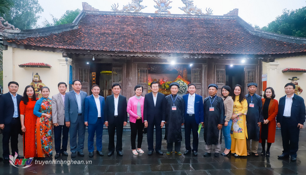 Nguyên Chủ tịch nước Trương Tấn Sang, phu nhân Mai Thị Hạnh và các đồng chí lãnh đạo tỉnh chụp ảnh lưu niệm cùng cán bộ Ban Quản lý Cụm Di tích Vua Mai.