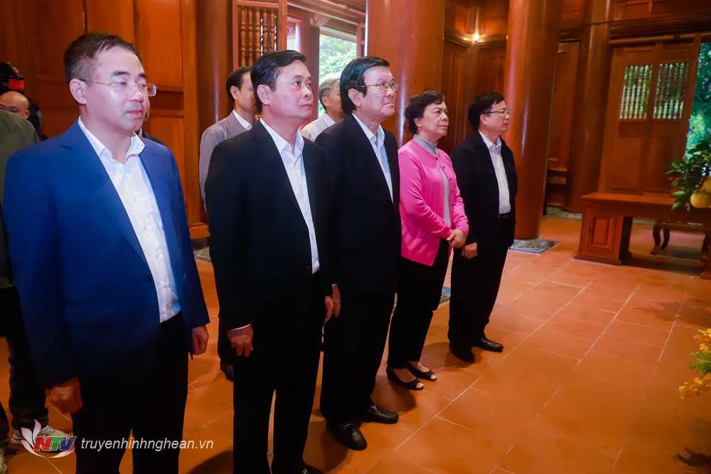 Nguyên Chủ tịch nước Trương Tấn Sang cùng phu nhân và các đồng chí lãnh đạo tỉnh về dâng hoa, dâng hương tưởng niệm Chủ tịch Hồ Chí Minh tại Khu Di tích Quốc gia đặc biệt Kim Liên 