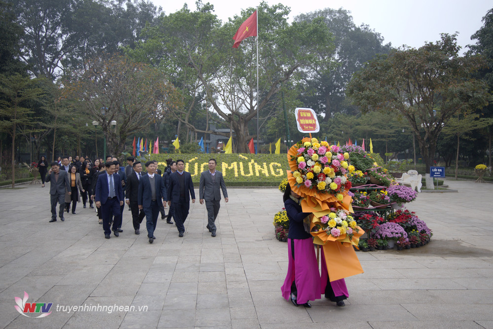 Đoàn cán bộ, viên chức người lao động Đài PT-TH Nghệ An về Khu di tích Quốc gia đặc biệt Kim Liên dâng hoa, dâng hương Chủ tịch Hồ Chí Minh.
