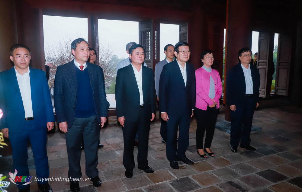 nguyên Chủ tịch nước Trương Tấn Sang và phu nhân cùng các đồng chí lãnh đạo tỉnh đã về dâng hoa, dâng hương tại đền Chung Sơn - đền thờ gia tiên Chủ tịch Hồ Chí Minh.