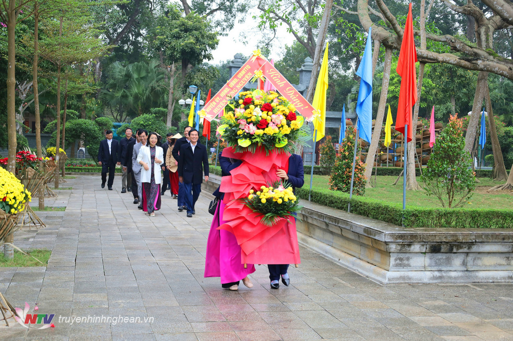 Lãnh đạo huyện Hưng Nguyên về dâng hương Chủ tịch Hồ Chí Minh tại Khu Di tích quốc gia đặc biệt Kim Liên, Nam Đàn.