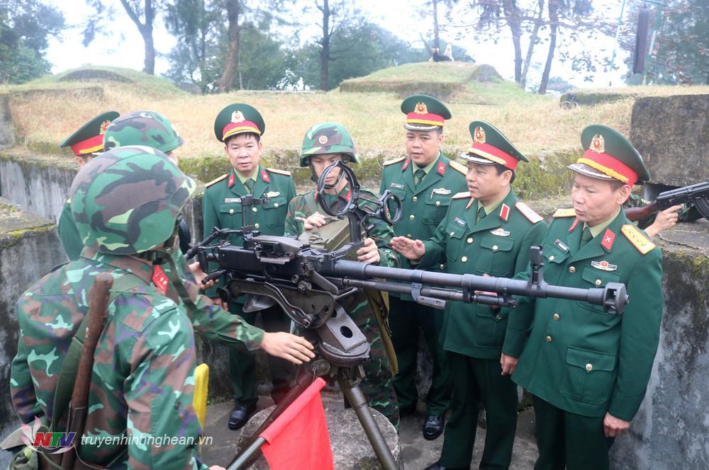 Thiếu tướng Nguyễn Ngọc Hà,Phó Tư lệnh Quân khu kiểm tra sẵn sàng chiến đấu Khẩu đội súng máy phòng không 12ly7 (Đảo Mắt).