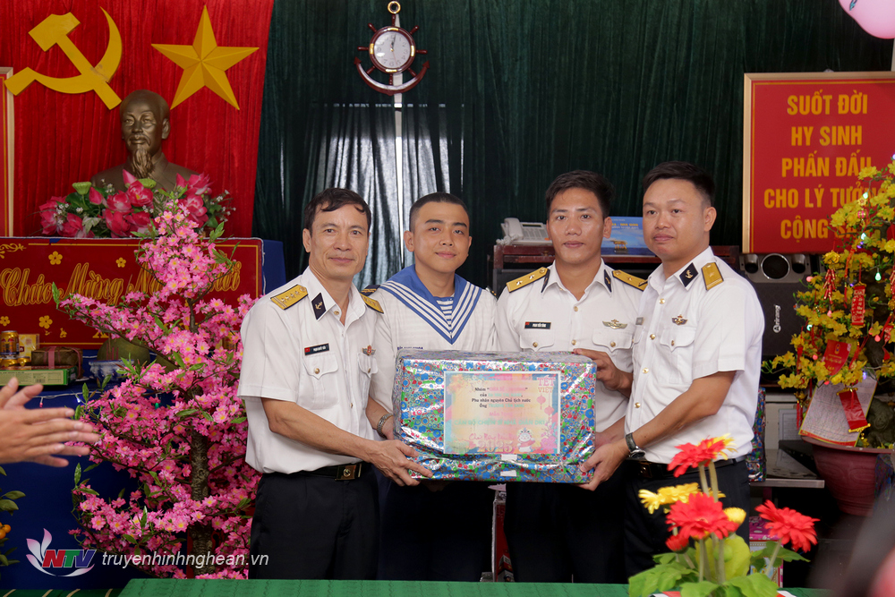 Đại tá Phạm Quyết Tiến, Phó Tư lệnh vùng 2 Hải quan tặng quà chúc Tết cán bộ, chiến sĩ Nhà giàn DK1. 10.
