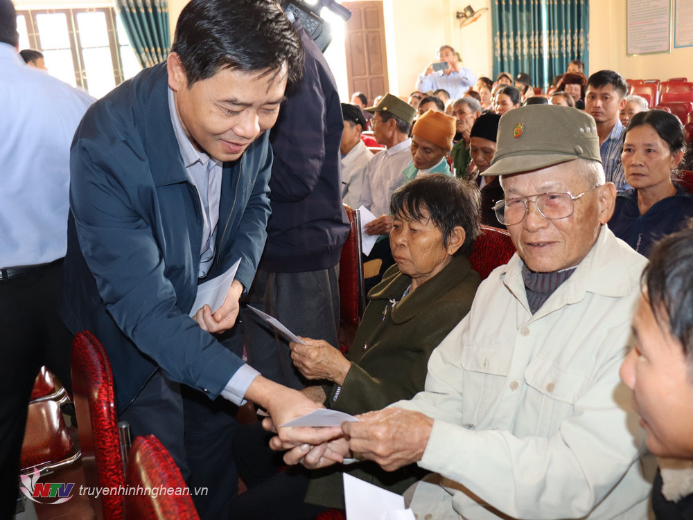 Trưởng ban Nội chính Tỉnh uỷ trao quà Tết cho hộ nghèo, cận nghèo Đô Lương