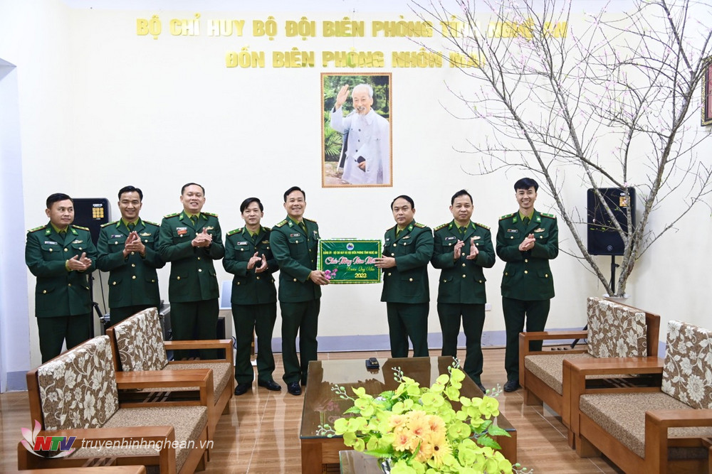 Đoàn công tác Bộ Chỉ huy BĐBP tỉnh tặng quà, chúc Tết CBCS Đồn Biên phòng Nhôn Mai.