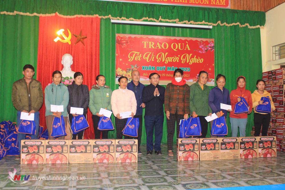 Đồng chí Ngọc Kim Nam - Uỷ viên BTV, Trưởng ban Dân vận Tỉnh ủy đã về trao tặng quà Tết tại Bắc Sơn.