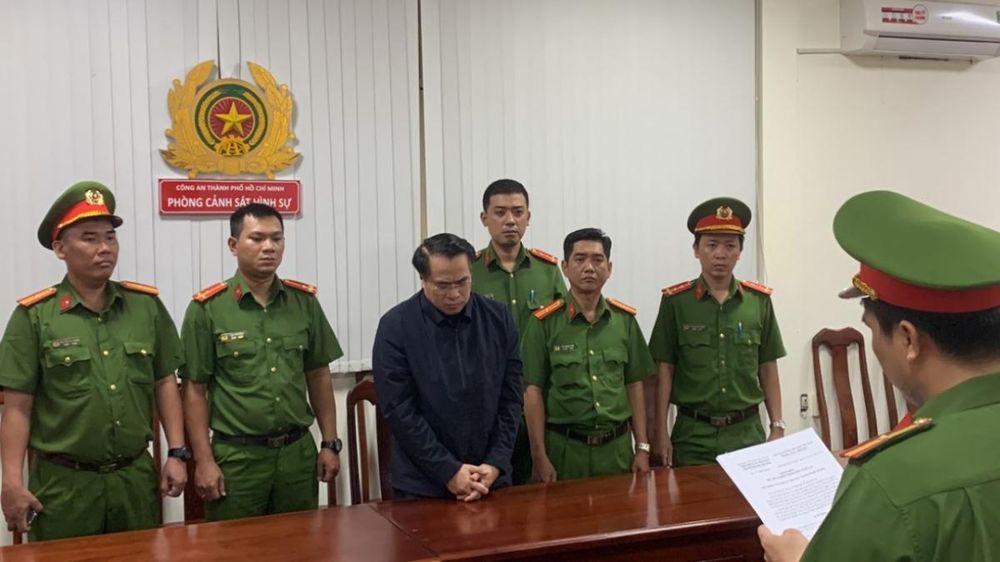 Công an đọc lệnh bắt giữ ông Đặng Việt Hà (Ảnh: CACC)