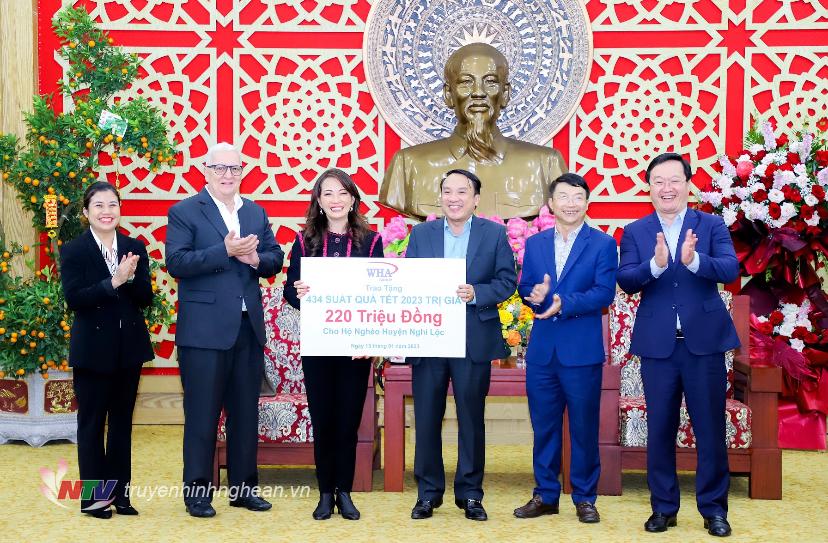Tập đoàn WHA trao tặng 434 suất quà Tết trị giá 220 triệu đồng cho các hộ nghèo trên địa bàn huyện Nghi Lộc.