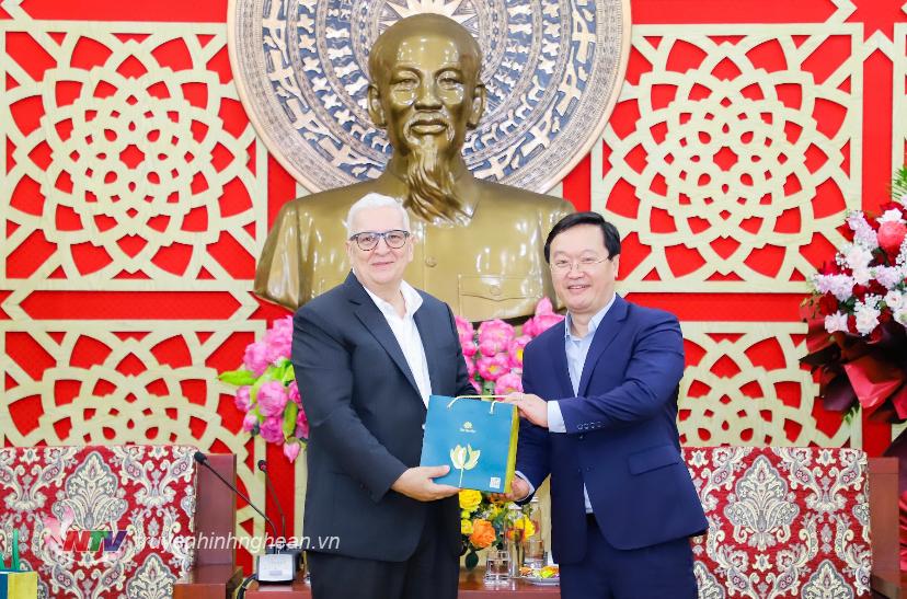 Chủ tịch UBND tỉnh Nguyễn Đức Trung tặng quà cho ông David Richard Nardone - Phó Chủ tịch Hội đồng quản trị kiêm Giám đốc điều hành lĩnh vực Công nghiệp và Quốc tế Tập đoàn WHA. 