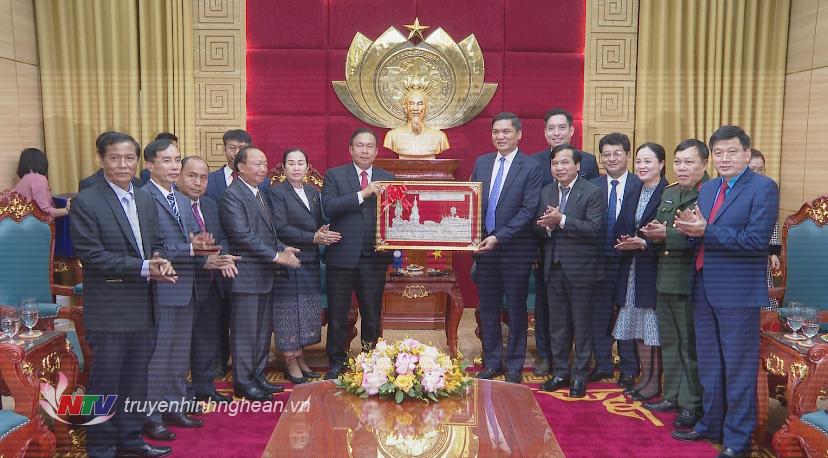 Đoàn công tác tỉnh Khăm Muộn (Lào) chúc Tết Đảng bộ tỉnh Nghệ An