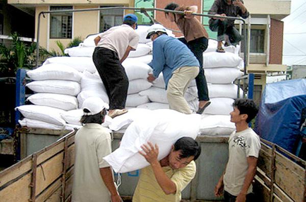 Hoàn thành việc cấp phát gạo Tết hỗ trợ nhân dân trước 28 tháng Chạp