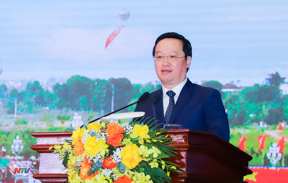 Đồng chí Nguyễn Đức Trung - Phó Bí thư Tỉnh ủy, Chủ tịch UBND tỉnh Nghệ An báo cáo tóm tắt tình hình kinh tế - xã hội năm 2022, phương hướng, nhiệm vụ năm 2023. 