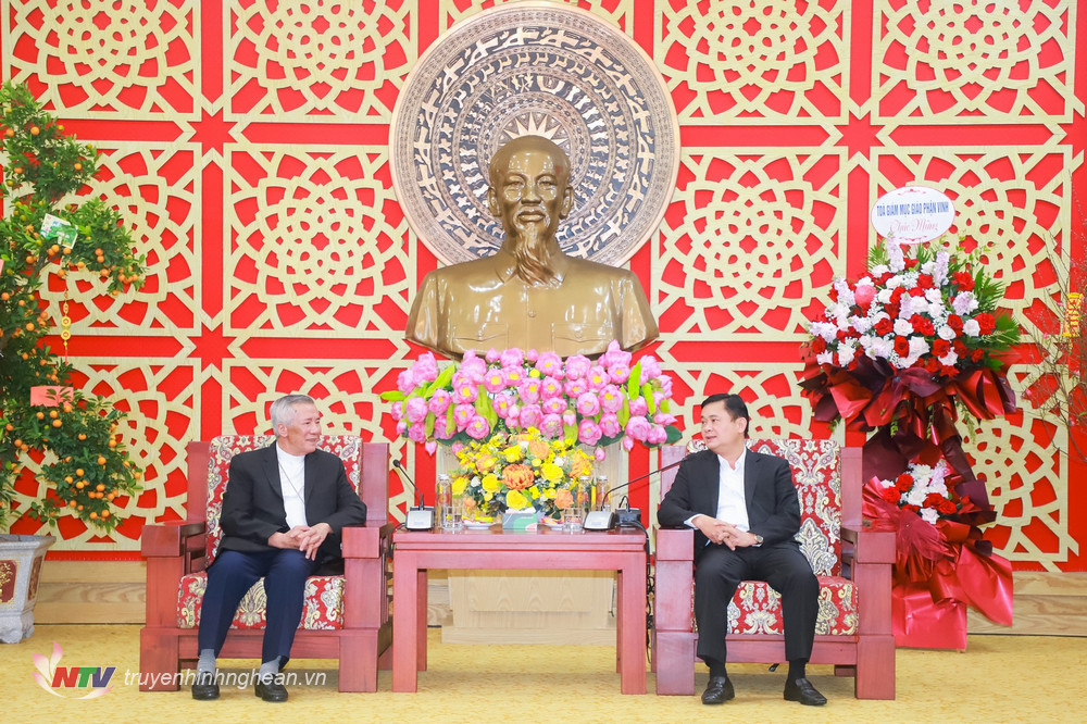 Bí thư Tỉnh ủy Thái Thanh Quý và Giám mục Anphong Nguyễn Hữu Long trao đổi tại cuộc gặp mặt.