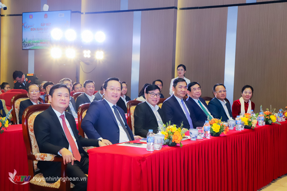 Các đồng chí lãnh đạo tỉnh Nghệ An dự buổi gặp mặt. 