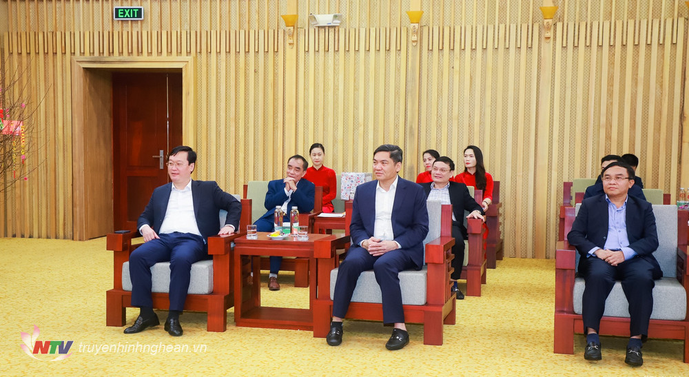Các đồng chí lãnh đạo tỉnh Nghệ An tại cuộc gặp mặt. 
