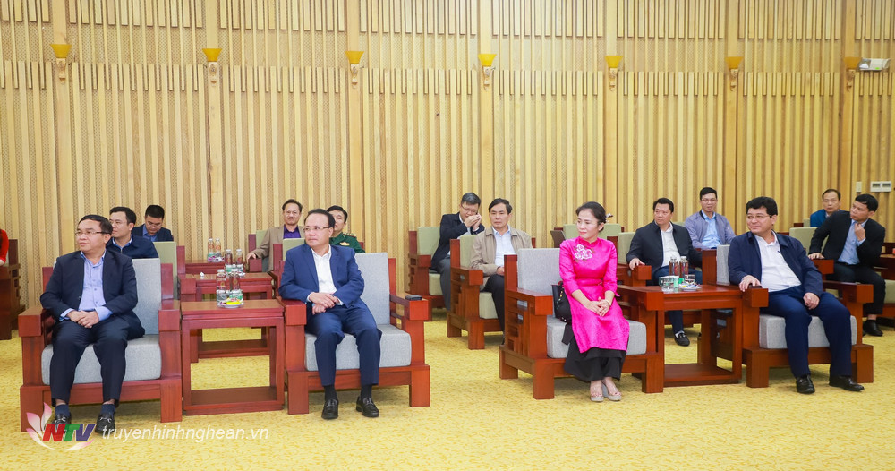 Các đồng chí lãnh đạo tỉnh Nghệ An tại cuộc gặp mặt.