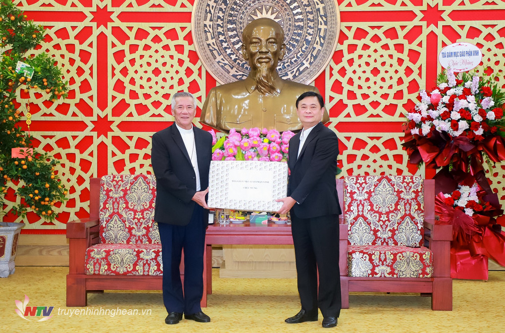Giám mục Anphong Nguyễn Hữu Long tặng quà chúc mừng năm mới Tỉnh ủy Nghệ An. 