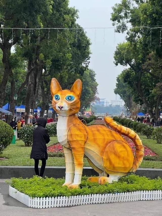 Linh vật mèo chào Xuân Quý Mão 2023 đặt tại cổng công viên Thống Nhất thu hút sự chú ý của đông đảo người dân khi vào đây vui chơi, tập thể dục.