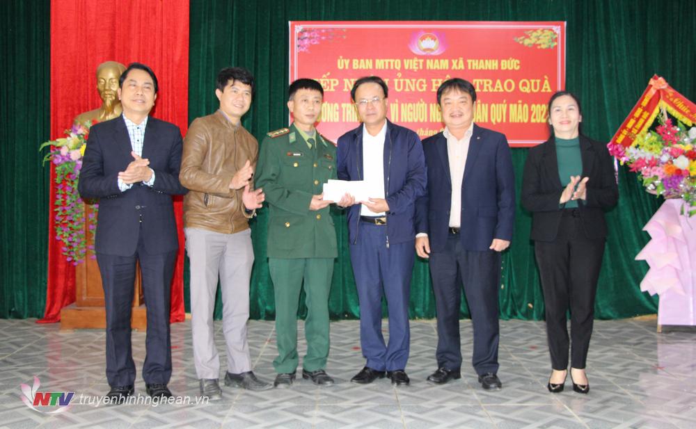 Đồng chí Nguyễn Nam Đình trao quà Tết tại xã Thanh Đức, huyện Thanh Chương.