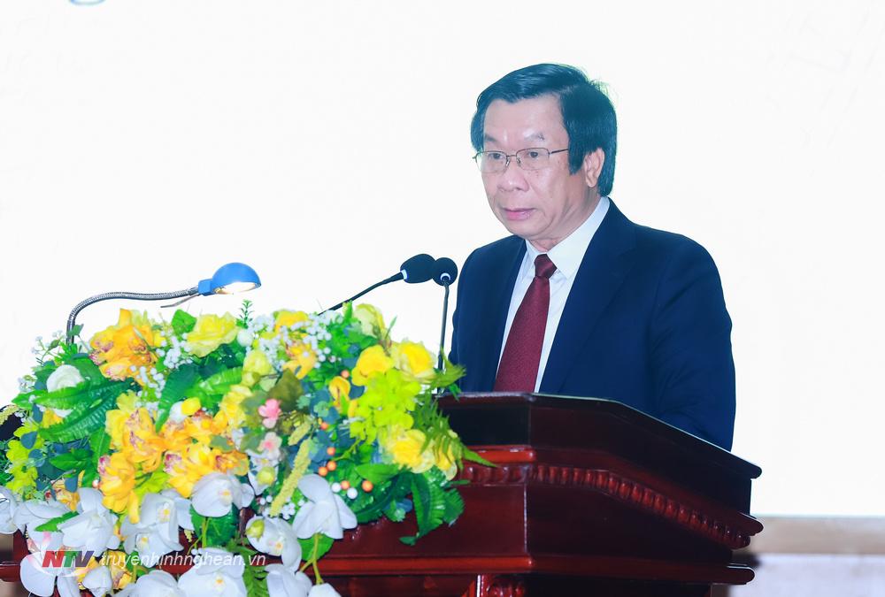 Đồng chí Lê Đức Cường - Ủy viên Ban Thường vụ, Trưởng ban Tổ chức Tỉnh ủy trình bày báo cáo tóm tắt tổng kết công tác xây dựng Đảng năm 2022, nhiệm vụ trọng tâm năm 2023.