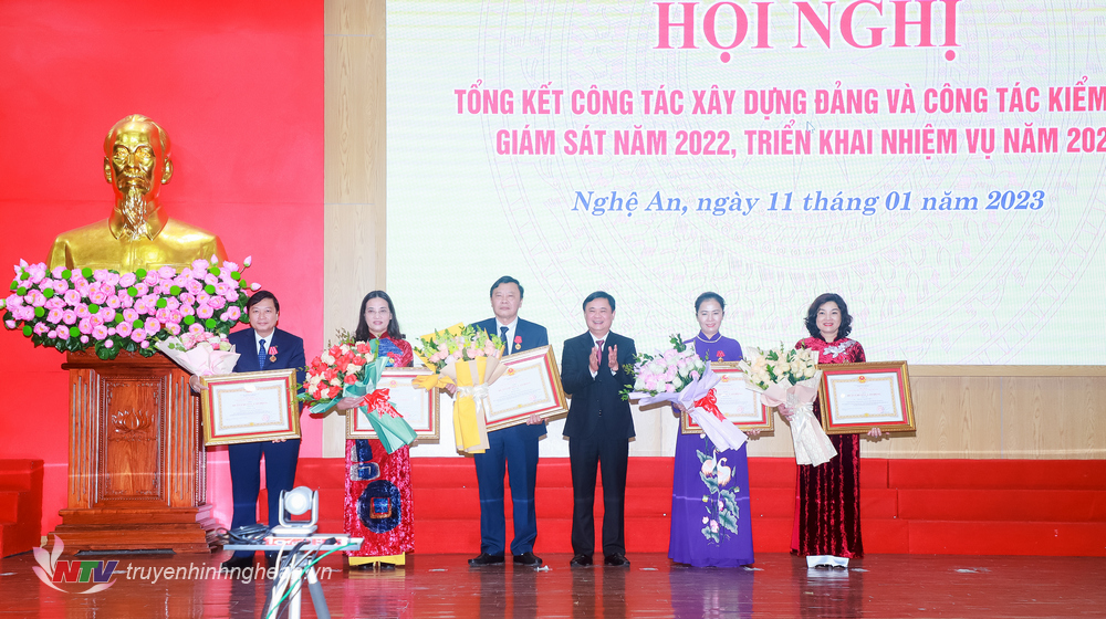 Thừa ủy quyền của Chủ tịch nước, Bí thư Tỉnh ủy Thái Thanh Quý trao Huân chương Lao động hạng Nhì và hạng Ba cho 5 đồng chí.