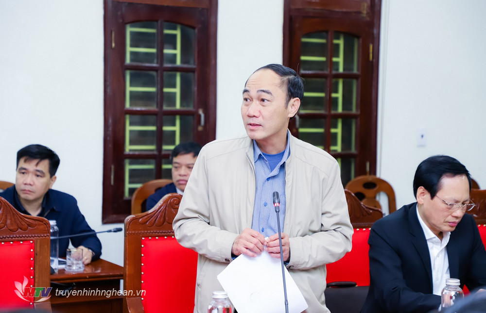 Đồng chí Trần Quốc Khánh - Phó trưởng Ban Tuyên giáo Tỉnh ủy báo cáo tình hình thông tin dư luận xã hội và báo chí trong dịp Tết Quý Mão 2023.