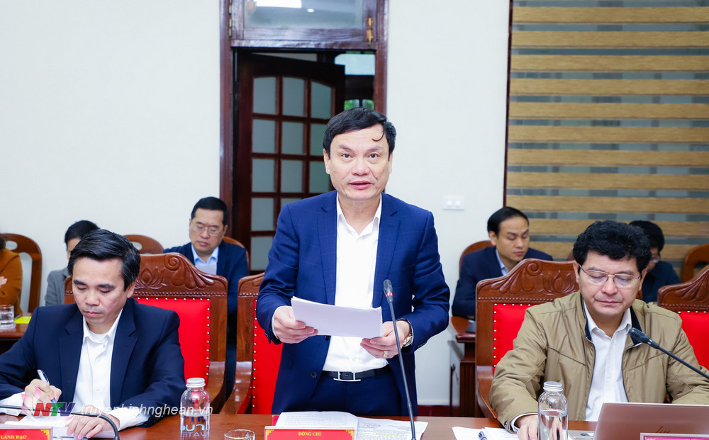 Đồng chí Đặng Thanh Tùng - Chánh Văn phòng UBND tỉnh trình bày báo cáo kết quả tổ chức Tết Nguyên đán Quý Mão 2023. 