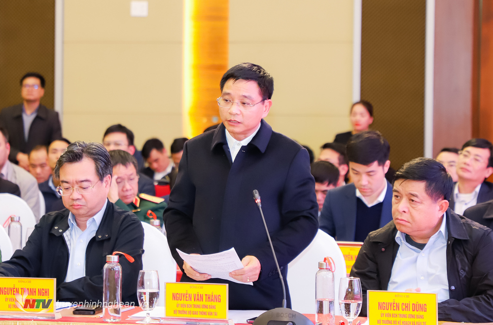 Bộ trưởng Bộ GTVT Nguyễn Văn Thắng phát biểu tại cuộc họp. 