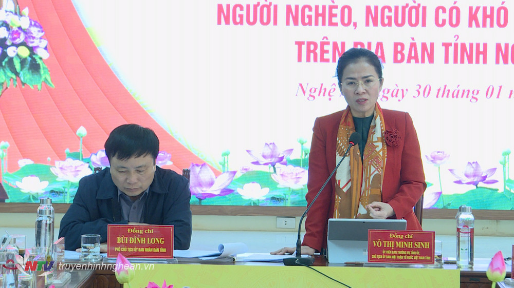 Chủ tịch UBMTTQ tỉnh Võ Thị Minh Sinh phát biểu tại cuộc họp.