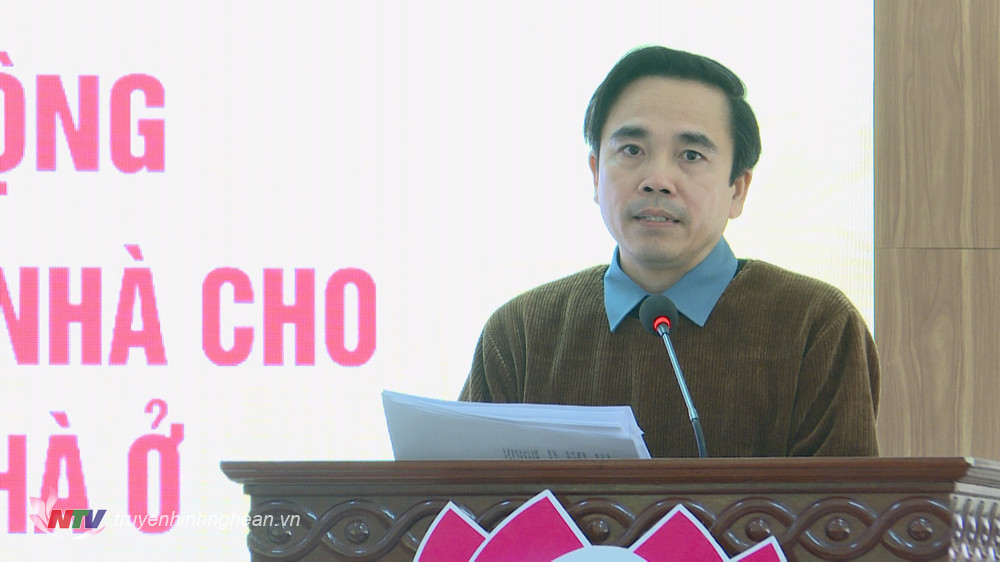 Phó chủ tịch UBMTTQ tỉnh Nghệ An Lê Văn Ngọc phát biểu tại cuộc họp.