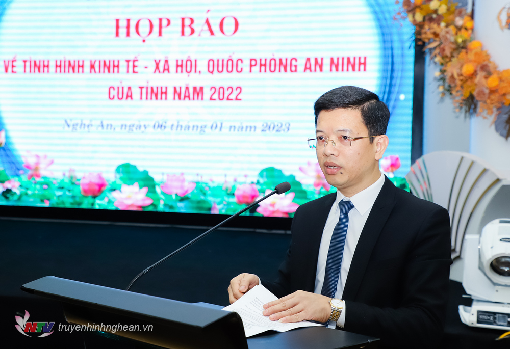 Ông Nguyễn Văn Trường - Phó Giám đốc Sở Kế hoạch và Đầu tư báo cáo kết quả phát triển kinh tế - xã hội năm 2022, nhiệm vụ năm 2023. 