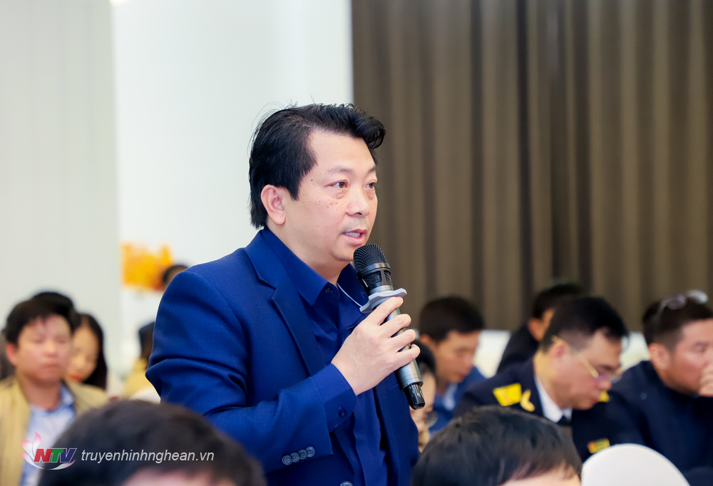 Ông Chu Anh Tuấn - Phó Giám đốc Sở Xây dựng trả lời, làm rõ câu hỏi của các nhà báo. 