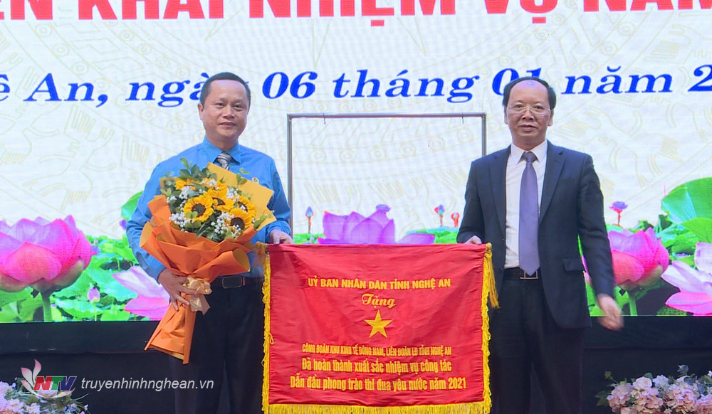 Phó Chủ tịch UBND tỉnh Bùi Thanh An trao cờ thi đua cho Công đoàn KKT Đông Nam.
