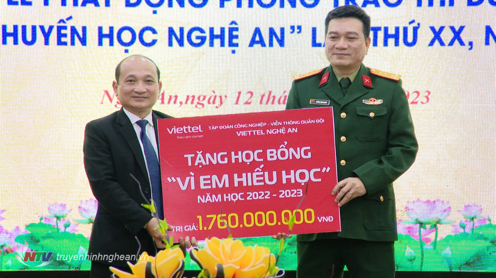 Đại diện Tập đoàn Viettel trao học bổng Vì em hiếu học năm học 2022-2023 cho Hội Khuyến học tỉnh Nghệ An. 