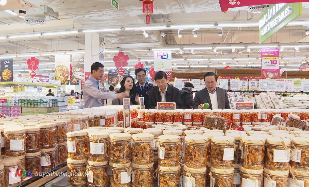 Đoàn công tác kiểm tra hàng hóa, công tác phục vụ Tết tại siêu thị BigC. 