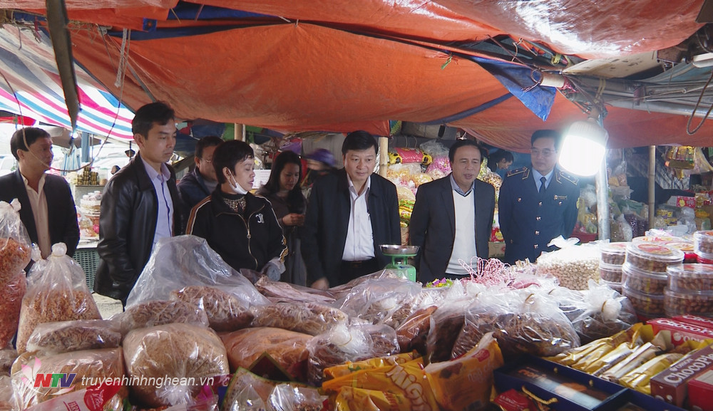 Đoàn công tác kiểm tra mặt hàng bánh kẹo kinh doanh tại chợ Vinh. 