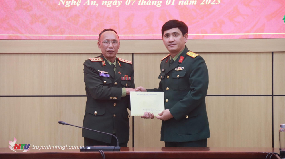 Đại tá Phan Đại Nghĩa – Uỷ viên BTV Tỉnh uỷ - Chỉ huy trưởng Bộ CHQS tỉnh tặng quà Bộ CHQS tỉnh Hủa Phăn.