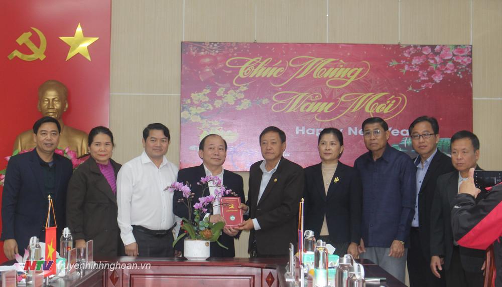 Đoàn công tác của tỉnh Xiêng Khoảng, CHDCND Lào tặng quà chúc Tết Đảng bộ và Nhân dân huyện Con Cuông.