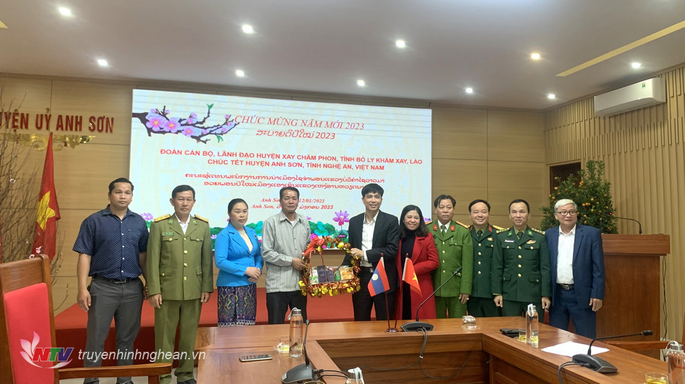 Đoàn công tác huyện Xay Chăm Phon - Bô Ly Khăm Xay (Lào) thăm chúc Tết huyện Anh Sơn.