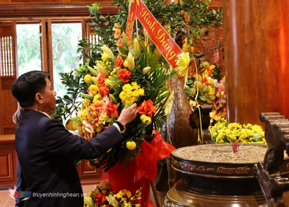 Đồng chí Trần Cẩm Tú - Ủy viên Bộ Chính trị, Bí thư Trung ương Đảng, Chủ nhiệm Ủy ban Kiểm tra Trung ương dâng hoa tưởng niệm Chủ tịch Hồ Chí Minh. 