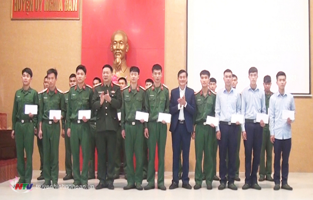 Lãnh đạo huyện tặng quà Tết các quân nhân hoàn thành nghĩa vụ.