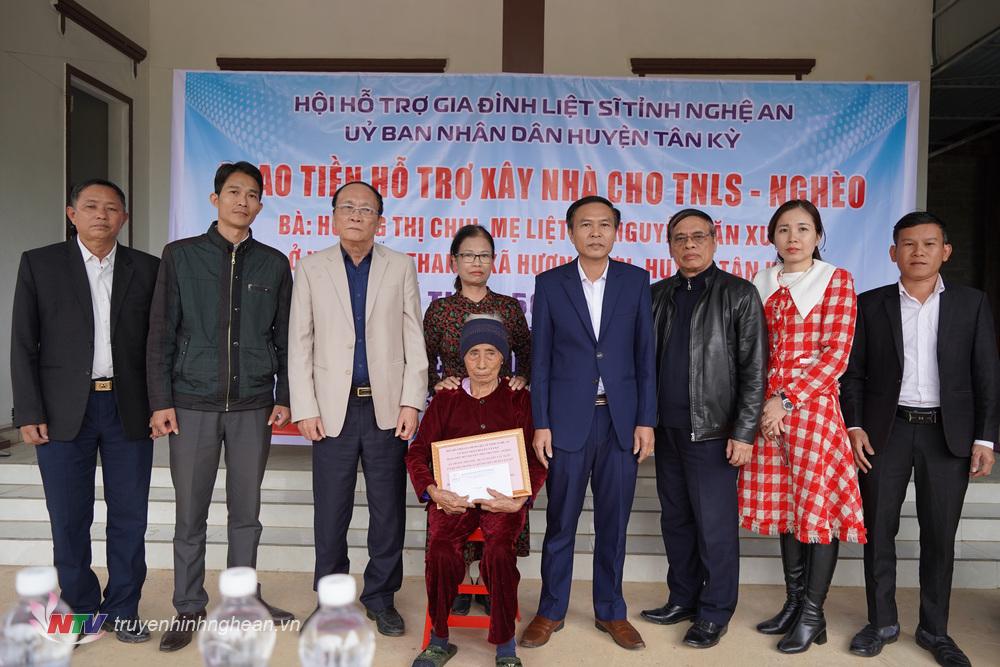 Hội Hỗ trợ gia đình Liệt sỹ tỉnh trao hỗ trợ cho thân nhân liệt sỹ 