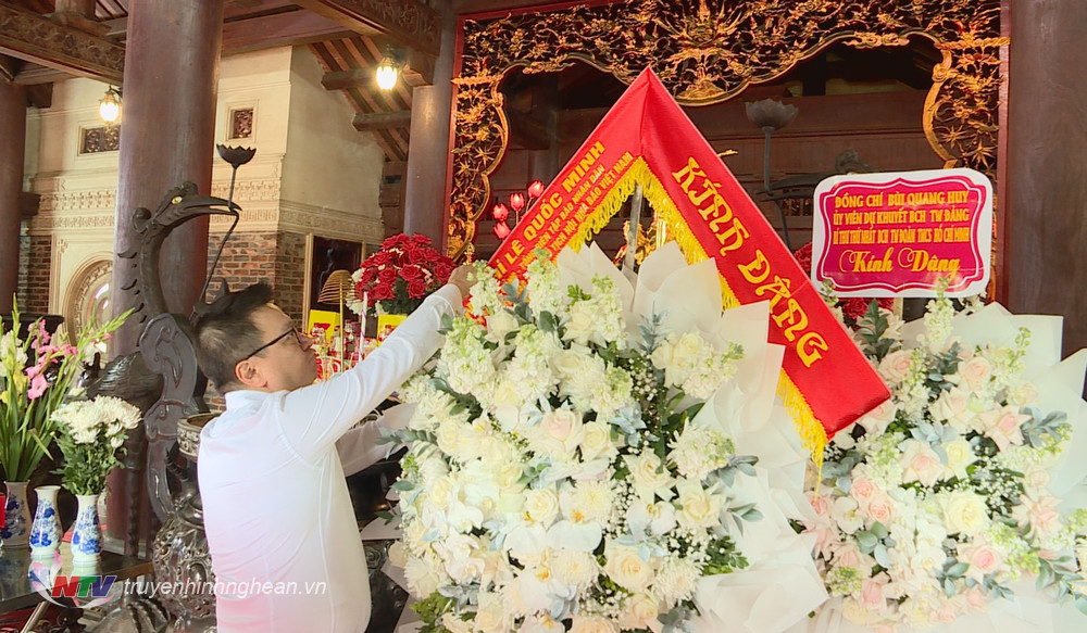 Đồng chí Lê Quốc Minh dâng lẵng hoa tươi lên anh linh các anh hùng, liệt sĩ đã hi sinh xương máu cho độc lập, hòa bình của dân tộc. 