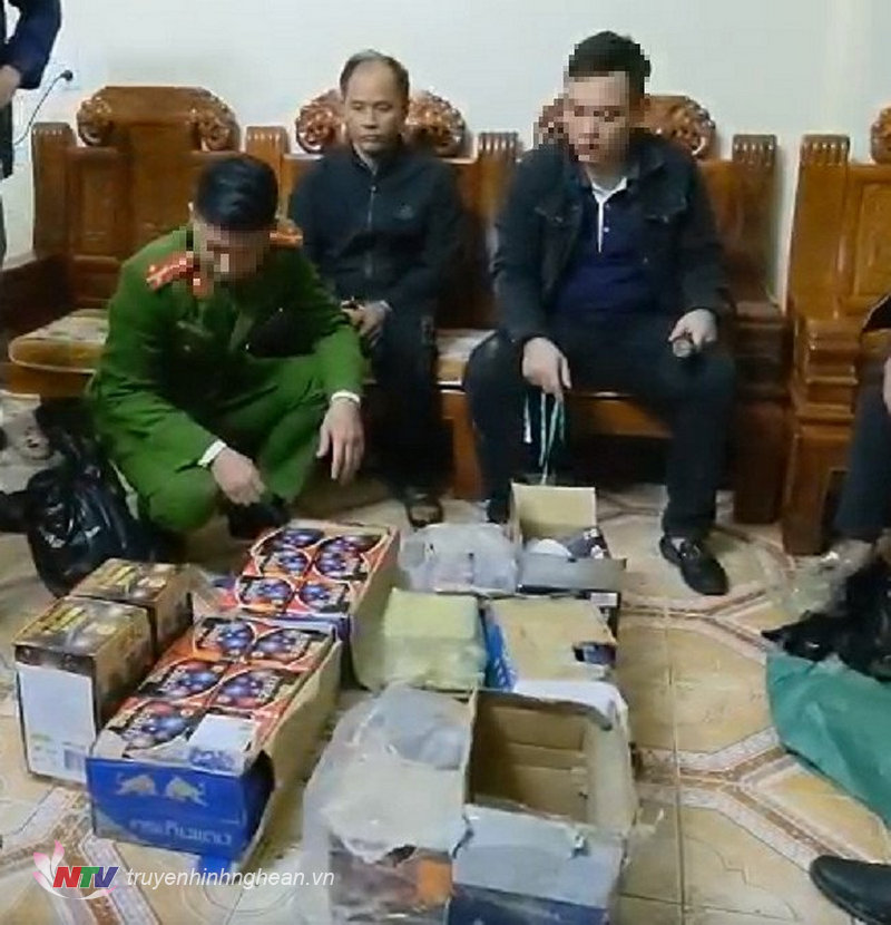 Cơ quan Công an thu giữ pháo nổ tại nhà đối tượng Nguyễn Thái Đại.
