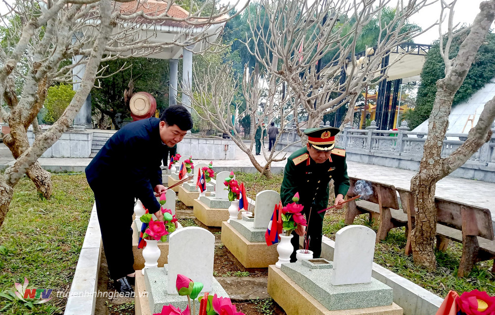 Thiếu tướng Nguyễn Ngọc Hà - Phó Tư lệnh Quân khu 4 cùng lãnh đạo huyện thắp hương tại các phần mộ liệt sỹ.