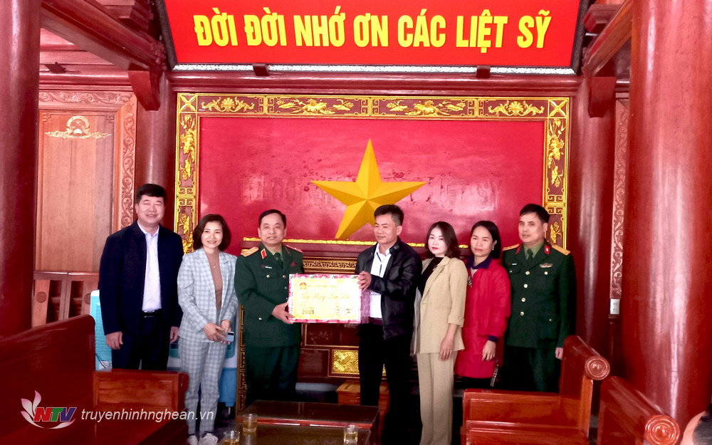 Thiếu tướng Nguyễn Ngọc Hà - Phó Tư lệnh Quân khu 4 tặng quà Tết Ban quản lý nghĩa trang.