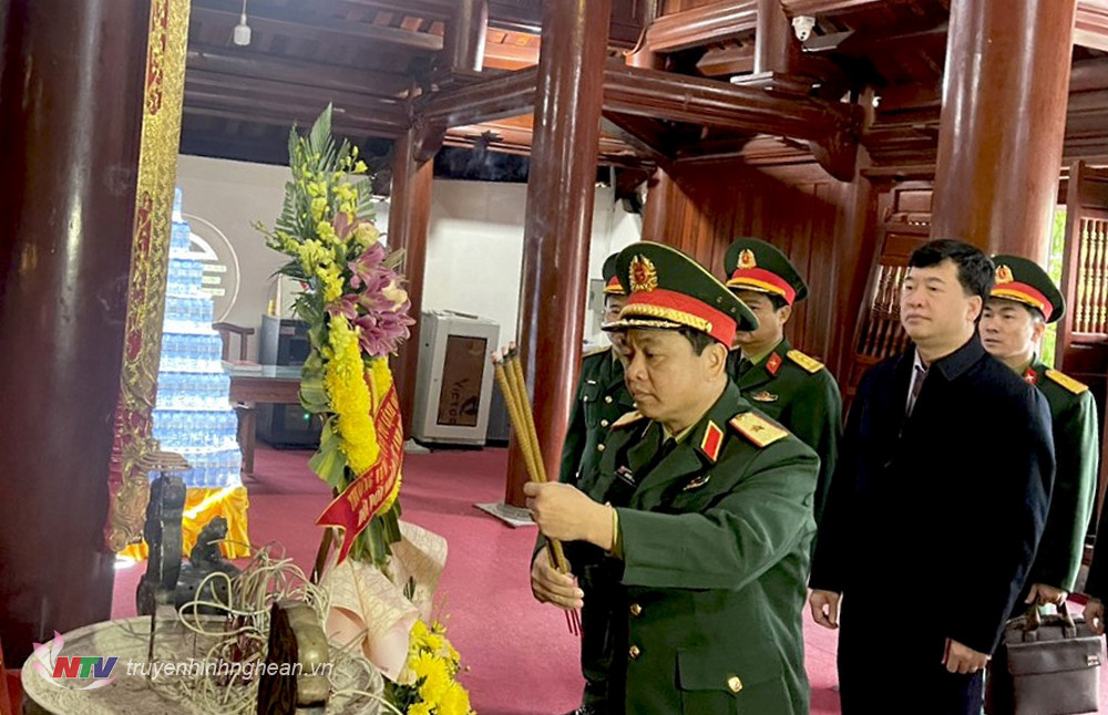 Đoàn công tác Bộ Tư lệnh Quân khu 4 dâng hoa, dâng hương tại Nghĩa trang liệt sỹ Quốc tế Việt Lào.