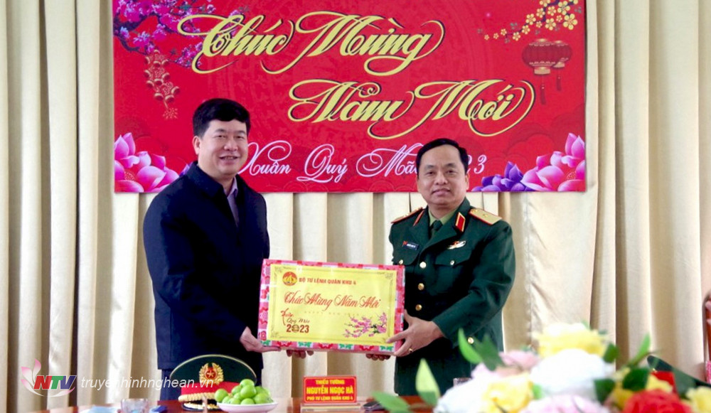 Thiếu tướng Nguyễn Ngọc Hà - Phó Tư lệnh Quân khu 4 tặng quà Tết Huyện uỷ Anh Sơn.