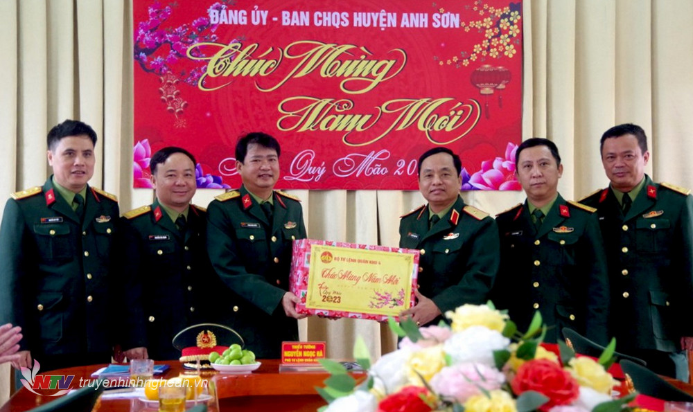 Thiếu tướng Nguyễn Ngọc Hà - Phó Tư lệnh Quân khu 4 tặng quà Tết Ban CHQS huyện Anh Sơn.